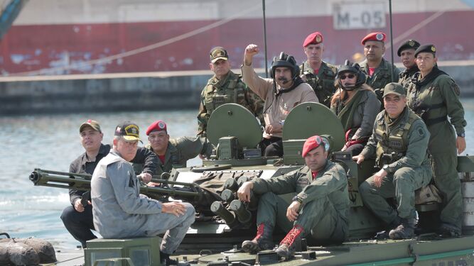 El presidente de Venezuela, Nicolás Maduro, escenifica el apoyo que le brinda el Ejército en un tanque rodeado de militares, este domingo en Caracas.