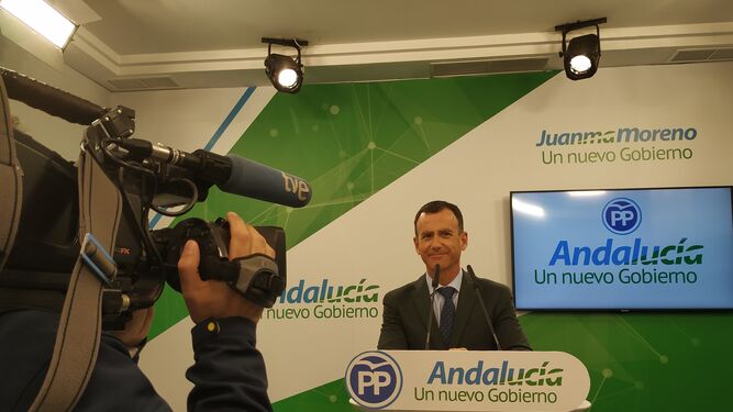 El vicesecretario de Sectores Productivos del PP-A, Pablo Venzal, durante su comparecencia.