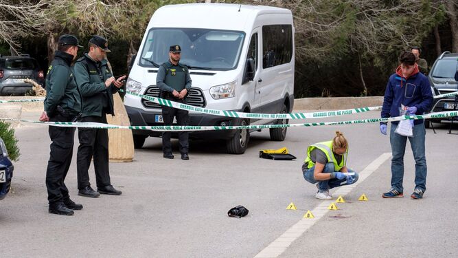 Agentes de la Guardia Civil inspeccionan la calle donde la joven asesinó a su pareja en Ibiza.