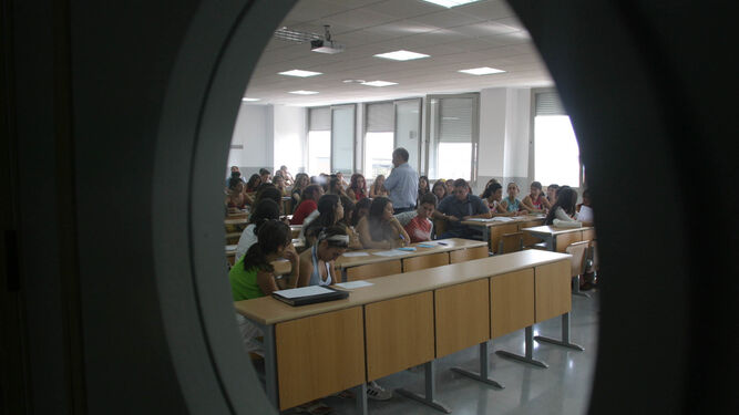 Universitarios atienden la explicación de un profesor en una facultad andaluza.