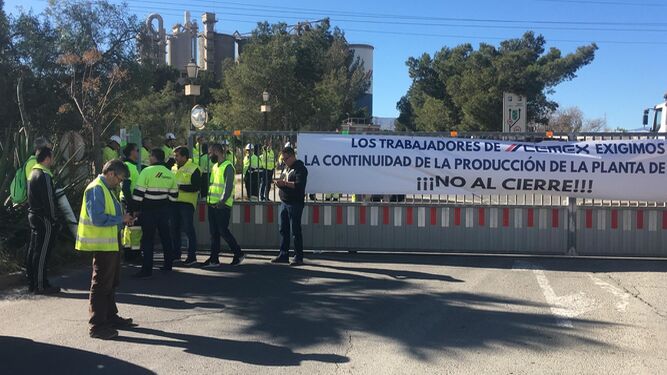 Trabajadores de Cemex se plantan contra el ERE con el corte del acceso a la fábrica