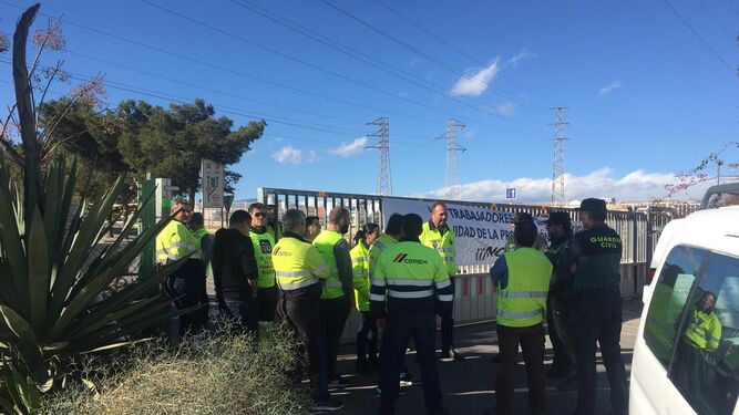 Trabajadores de Cemex se plantan contra el ERE con el corte del acceso a la fábrica