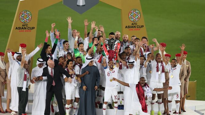 La selección de Qatar, con la Copa de Asia.