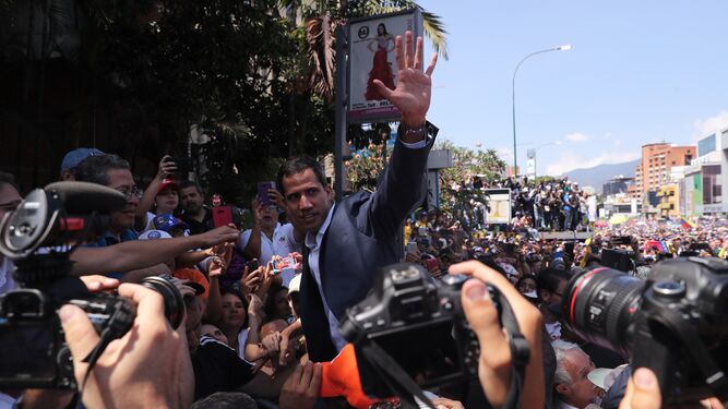 Juan Guaidó llega para pronunciar un discurso en una marcha opositora .