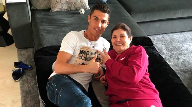 Ronaldo con su madre, Dolores Aveiro, en una imagen de redes sociales.