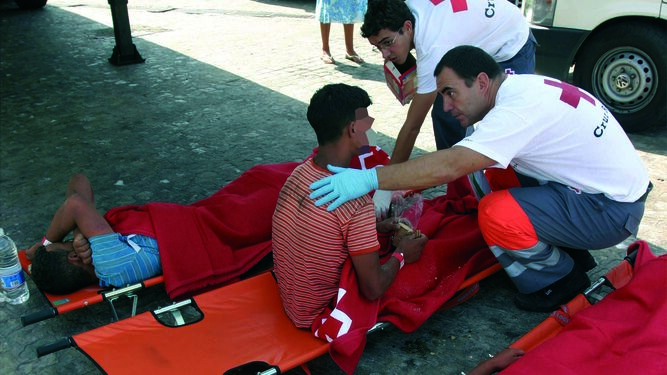 Adolescentes inmigrantes son atendidos por personal de Cruz Roja.