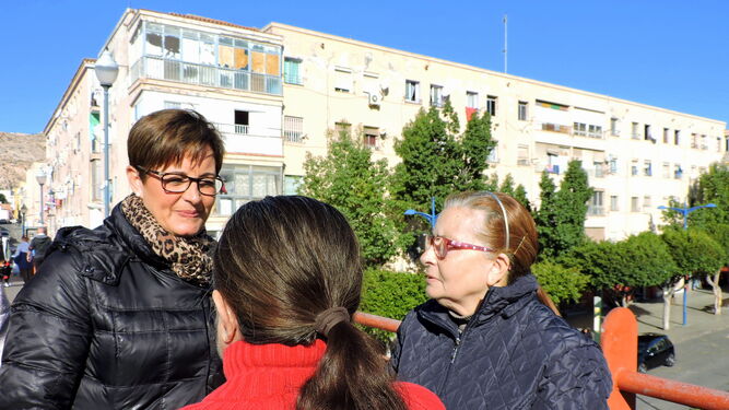 Adriana Valverde conversa con dos vecinas sobre el puente de Pescadería y con el edificio El Patio de fondo