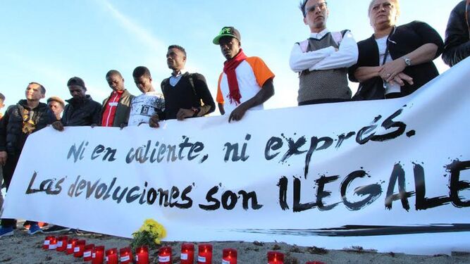 Manifestantes recuerdan en Ceuta a los 15 inmigrantes que murieron en la frontera del Tarajal.