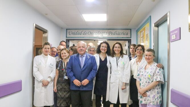 El consejero de Salud, Jesús Aguirre, junto a la gerente Nieves Romero, y responsables hospitalarios, hoy en el Hospital Virgen del Rocío.