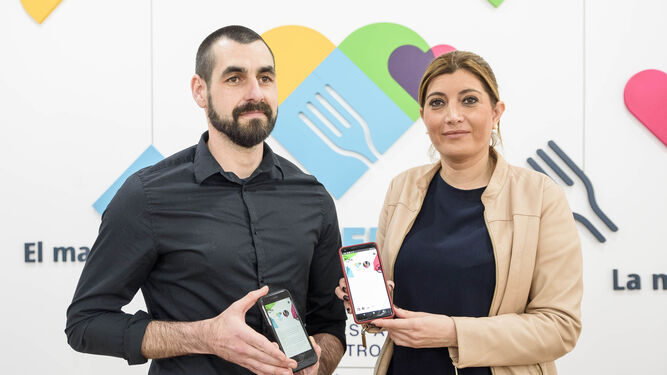 Manolo Ruíz, gerente de la empresa creadora de la aplicación, y Carolina Lafita.