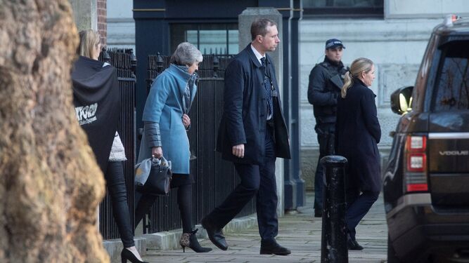 Theresa May, a su salida este jueves de su residencia oficial en el número 10 de Downing Street.