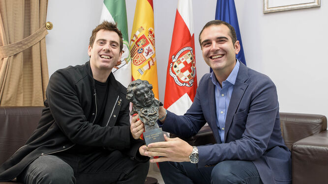 José Herrera y Ramón Fernández-Pacheco con el premio Goya