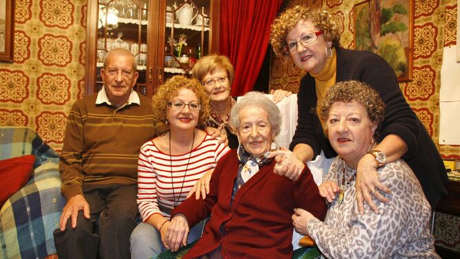 Emilia Martínez cuenta ya con 107 años, a los que ha llegado llena de amor y simpatía, siempre rodeada de su familia.