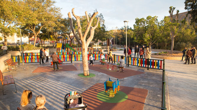 Piedras Redondas disfruta ya del nuevo parque infantil con aparcamiento público