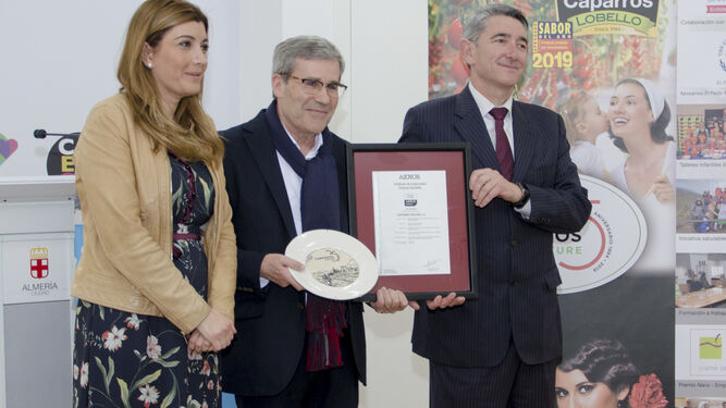 Antonio Pérez, de Aenor Andalucía, entregó el certificado a Pedro Caparrós, junto a la concejala de de Promoción de la Ciudad.