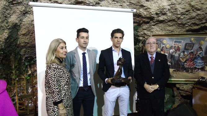 El diestro Ginés Marín recoge el trofeo a la 'mejor faena' de la Feria de Almería.