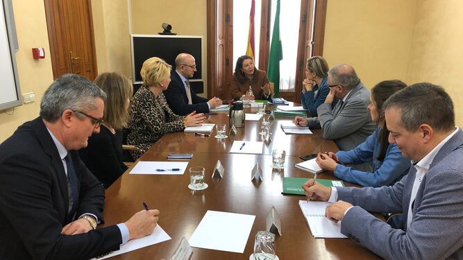 Reunión de coordinación de Carmen Crespo con el director general de Producción Agrícola, la delegada del Gobierno en Almería y los seis delegados territoriales.