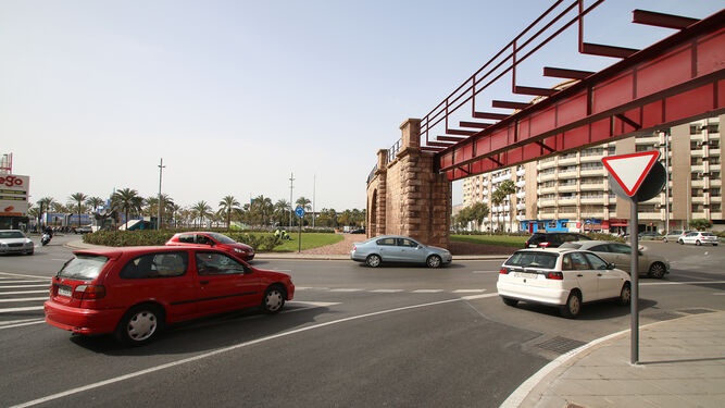 Desde carretera de Sierra Alhamilla, solo hay un carril de incorporación a la rotonda y otro de salida hacia carretera de Ronda