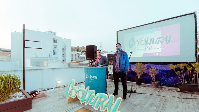El concejal de Cultura, Carlos Sánchez presentando el cartel definitivo de Cooltural Fest acompañado de Diego Ferrón
