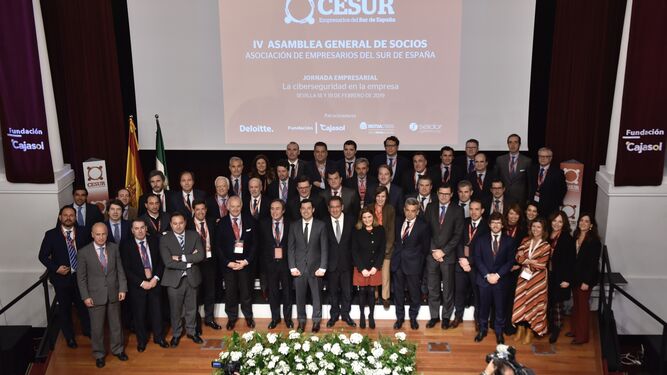 Foto de familia de los empresarios asociados a Cesur, junto al presidente de la Junta, Juanma Moreno.