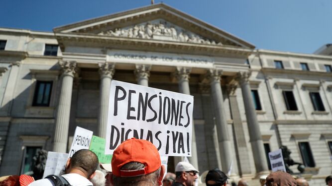 Decenas de pensionistas se manifiestan frente al Congreso el pasado septiembre.