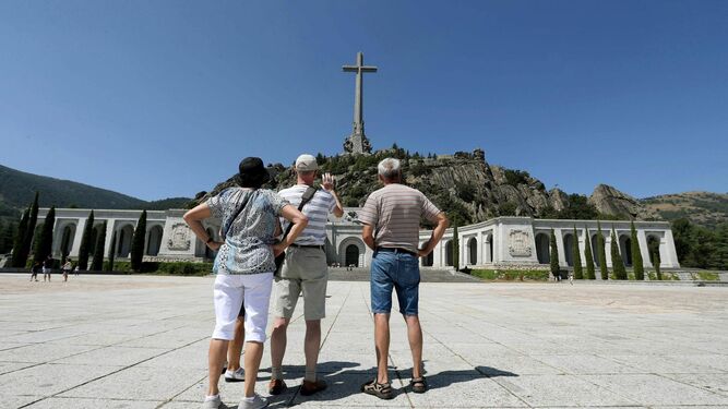 Visitantes fotografían el monumento del Valle de los Caídos.