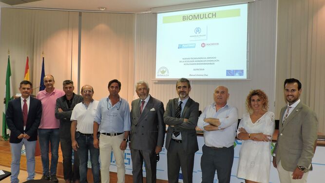Manuel Jiménez, en el centro, junto al presidente de Morera & Vallejo Industrial, Antonio Morera Vallejo, y ponentes de la presentación del proyecto Biomulch.