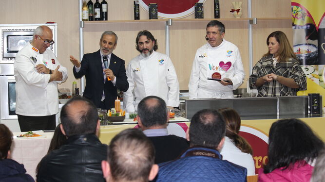 Los cocineros Juan Moreno y Tony García recibieron un obsequio del alcalde de Vera, Félix López, tras su exhibición de cocina en directo.