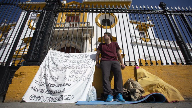 Jesús Álvarez, delante de la Puerta del Príncipe, tras comenzar su huelga de hambre.