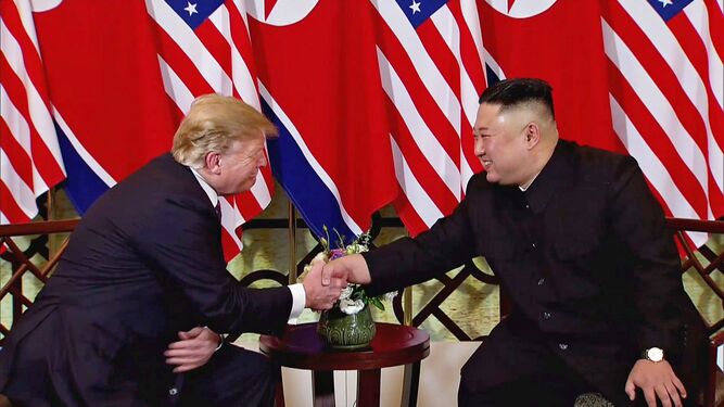 El presidente de EEUU, Donald Trump , y el líder norcoreano, Kim Jong-un, durante su segunda cumbre, este miércoles en Hanoi.