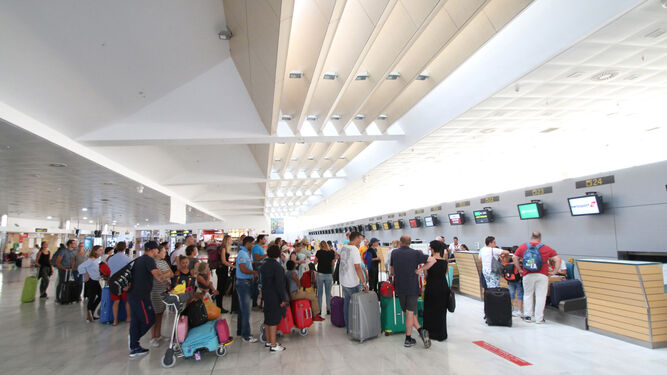 Mostradores del aeropuerto de Almería.