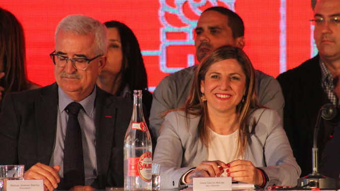 Manuel Jiménez Barrios e Irene García, presidiendo ayer el comité provincial del PSOE en Medina Sidonia.