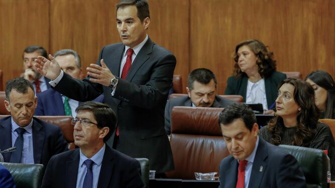 José Antonio Nieto interviene en el Pleno. Delante, Juan Marin y Juanma Moreno.