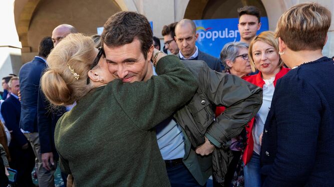 Una afiliada al PP abraza a Pablo Casado en un acto en Murcia.
