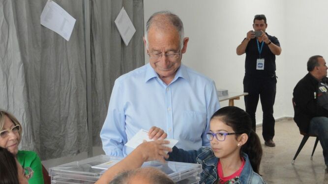 Gabriel Amat vota junto a su nieta en las municipales de 2015.