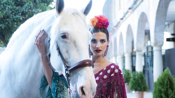 En el mercadillo de moda flamenca de Los Arcos puedes adquirir todo tipo de artículos relacionados con el traje de flamenca.