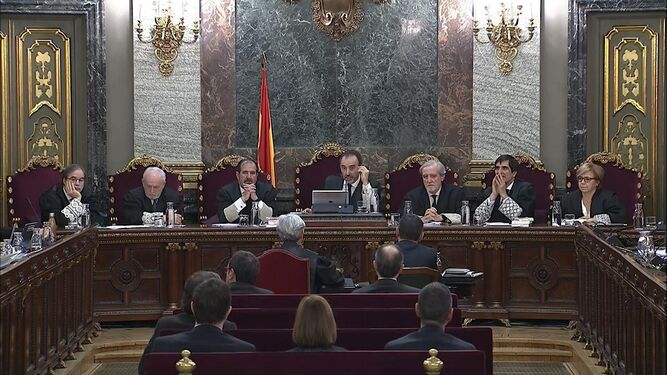 Manuel Marchena (centro), durante la declaración de Josep Lluís Trapero, jefe de los Mossos d'Esquadra el 1-O, en la sesión del jueves del juicio del 'procés' .