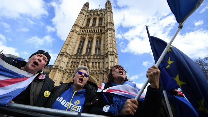 Manifestantes en contra del Brexit a las puertas del Parlamento británico.