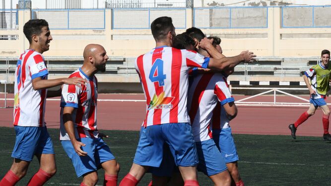 Jugadores rojiblancos celebrando un gol en el Emilio Campra.