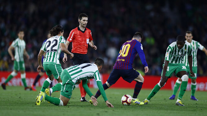 Messi driblando a Lainez, Tello y Carvalho bajo la atenta mirada del árbitro, Ricardo de Burgos
