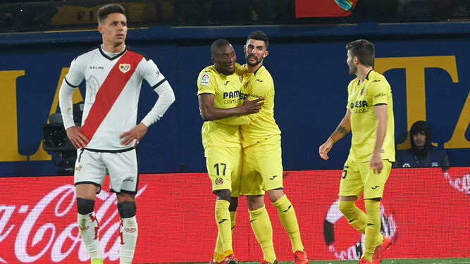 Álvaro felicita a Toko Ekambi por uno de sus goles en el Villarreal-Rayo.