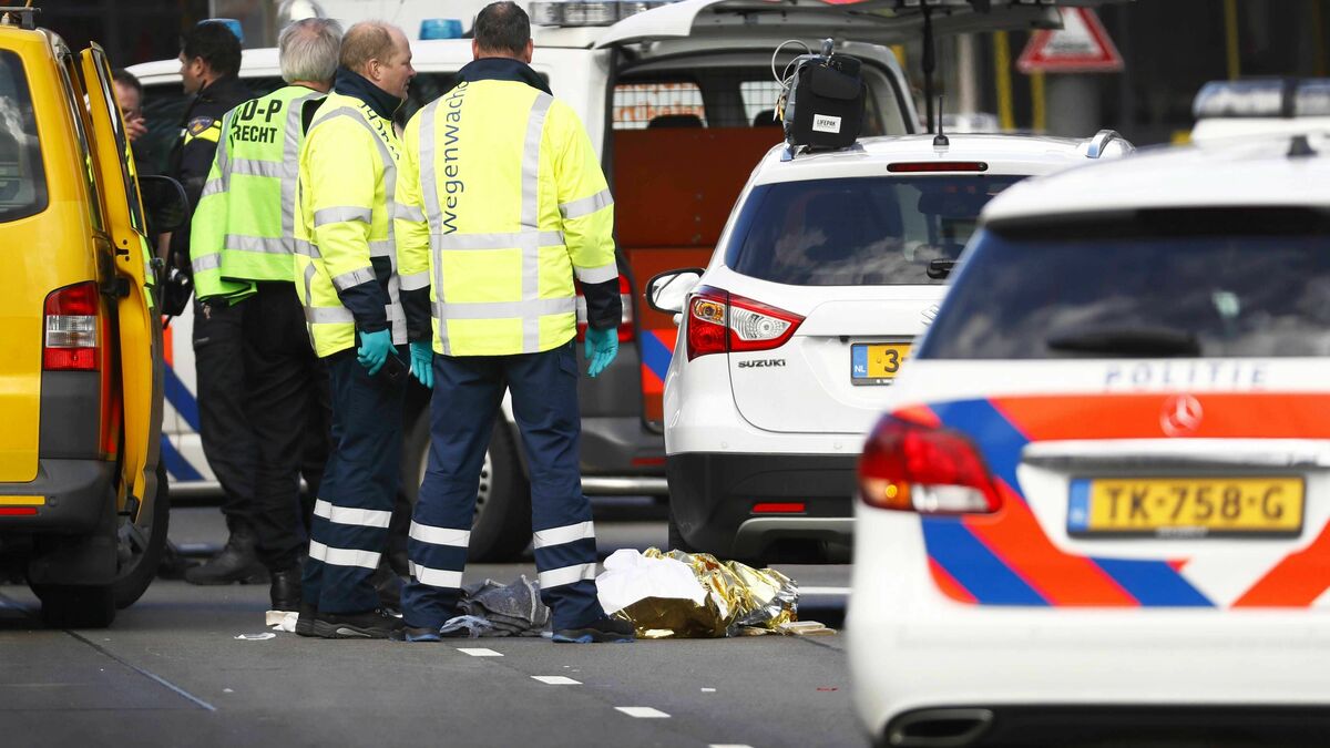 Una de las víctimas yace en el suelo, junto a varios asistentes de Emergencias en la zona donde se produjo el ataque en Utrecht.