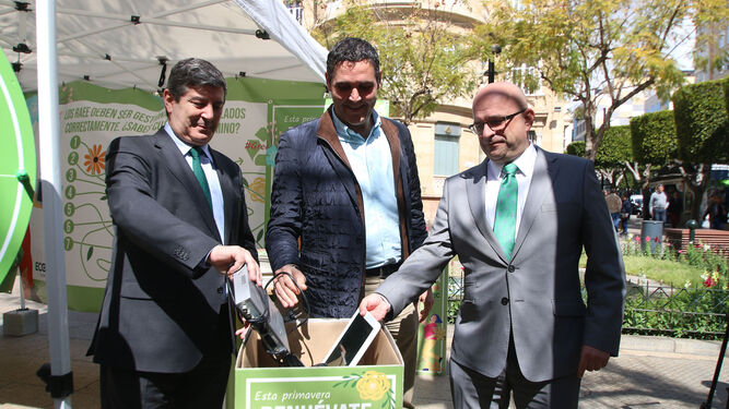 El concejal Alonso y los representantes de la Fundación Ecolec y de las tiendas de electrodomésticos