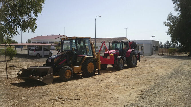 Dos excavadoras para los trabajos del proyecto  Gas  Natural en el entorno de Doñana .
