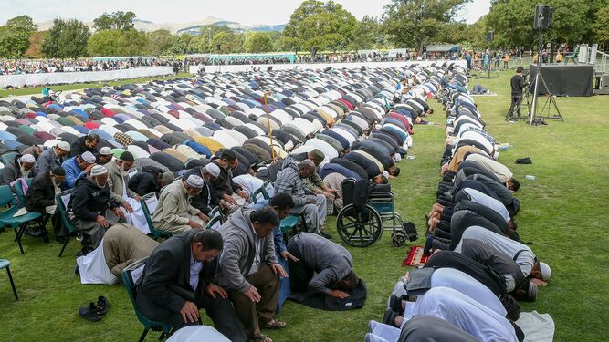 Cientos de personas rezan este viernes en el parque Hagley, frente a una mezquita atacada en Christchurch.