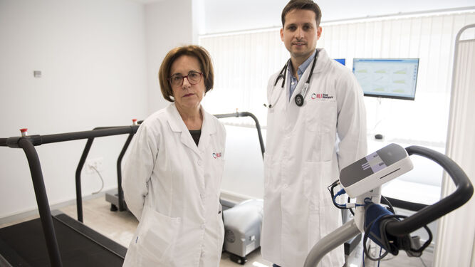La doctora Consuelo Aracil y el doctor Antonio Arrebola junto a las máquinas en las que se realiza la ergoespirometría.
