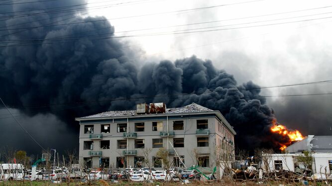 El humo que sale de un polígono químico tras la explosión de una fábrica en la ciudad china de Yancheng.