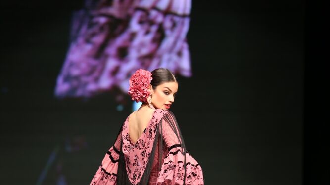 Con detalles en negro, de Molina Moda Flamenca.