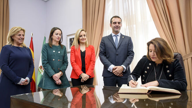 Carmen Crespo firmando en el Libro de Honor del Ayuntamiento de Almería.