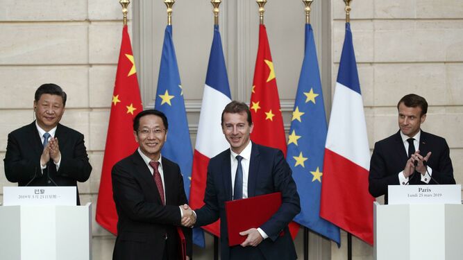 El presidente chino, Xi Jinping  y el francés, Emmanuel Macron, aplauden mientras el presidente de Airbus Comercial, Guillaume Faury, y el presidente de la Aviación China, Jia Baojun, se saludan